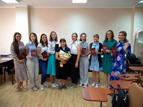 Выпускницы с документами после вручения